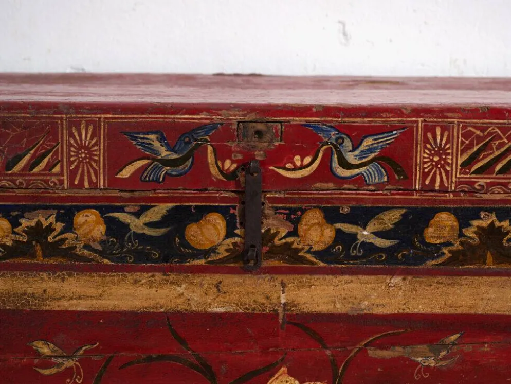 Coffre ancien peint rouge vermillon en bois de pin – Chine, vers 1900