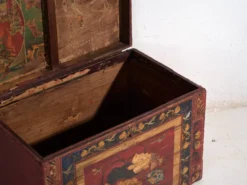 Coffre ancien peint rouge vermillon en bois de pin – Chine, vers 1900