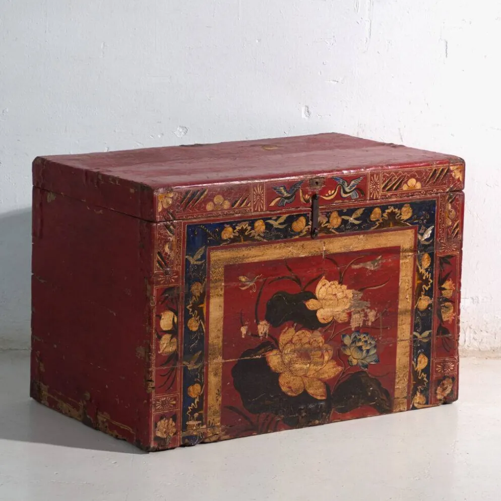 Coffre ancien peint rouge vermillon en bois de pin – Chine, vers 1900
