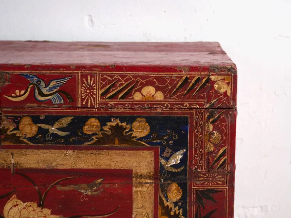 Coffre ancien peint rouge vermillon en bois de pin – Chine, vers 1900