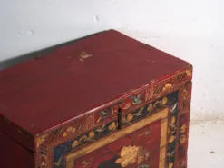 Coffre ancien peint rouge vermillon en bois de pin – Chine, vers 1900