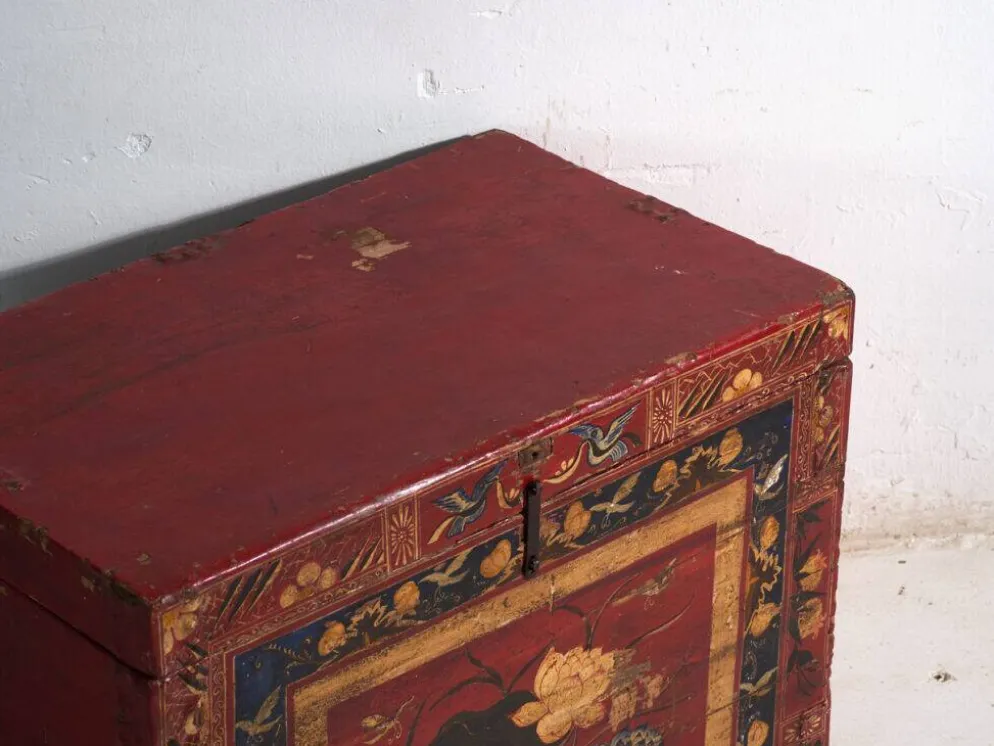 Coffre ancien peint rouge vermillon en bois de pin – Chine, vers 1900
