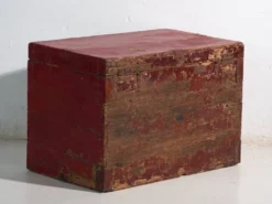 Coffre ancien peint rouge vermillon en bois de pin – Chine, vers 1900