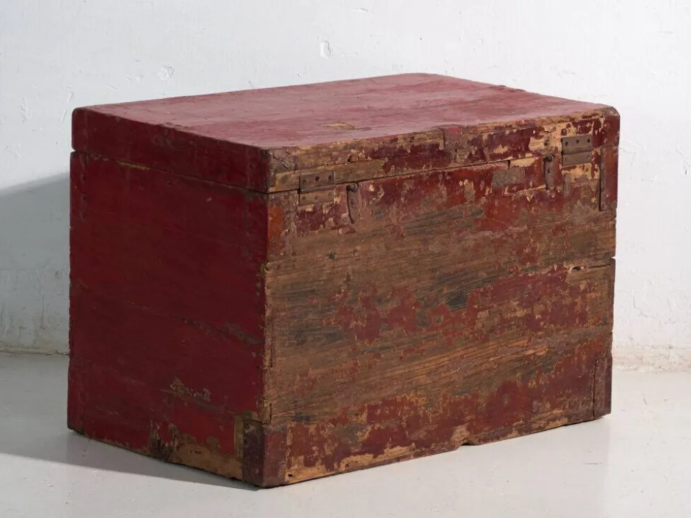 Coffre ancien peint rouge vermillon en bois de pin – Chine, vers 1900