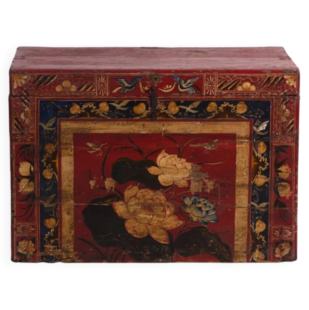 Coffre ancien peint rouge vermillon en bois de pin – Chine, vers 1900