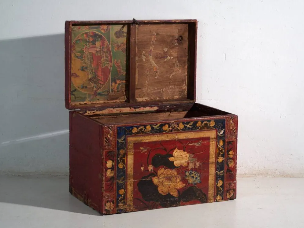 Coffre ancien peint rouge vermillon en bois de pin – Chine, vers 1900