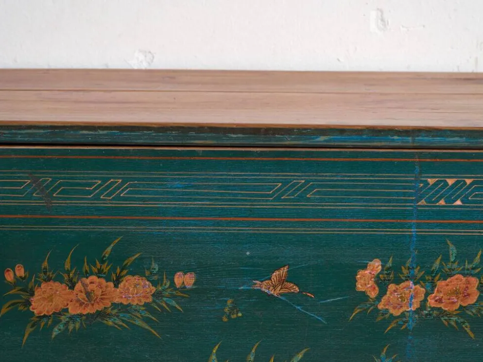 Coffre ancien polychromé en bois de pin – Chine, vers 1900