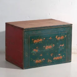 Coffre ancien polychromé en bois de pin – Chine, vers 1900