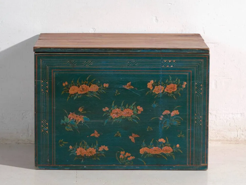 Coffre ancien polychromé en bois de pin – Chine, vers 1900