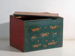 Coffre ancien polychromé en bois de pin – Chine, vers 1900