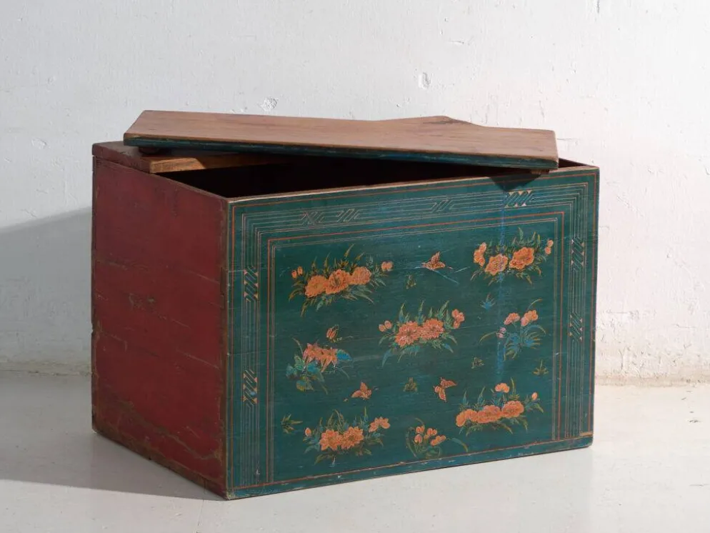 Coffre ancien polychromé en bois de pin – Chine, vers 1900