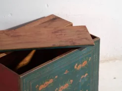 Coffre ancien polychromé en bois de pin – Chine, vers 1900