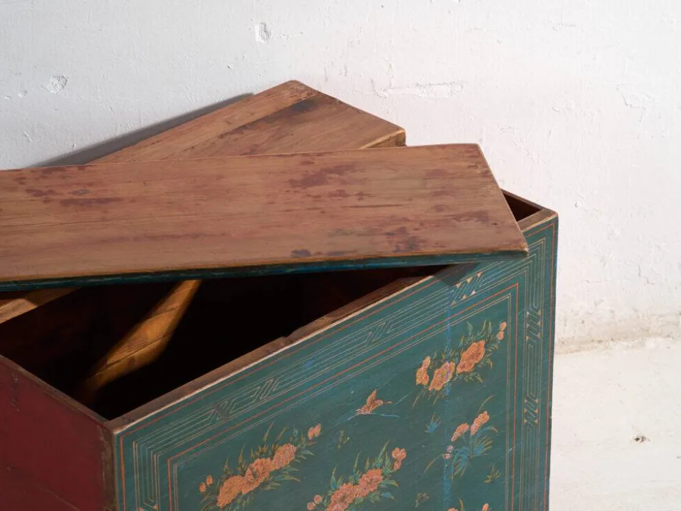 Coffre ancien polychromé en bois de pin – Chine, vers 1900