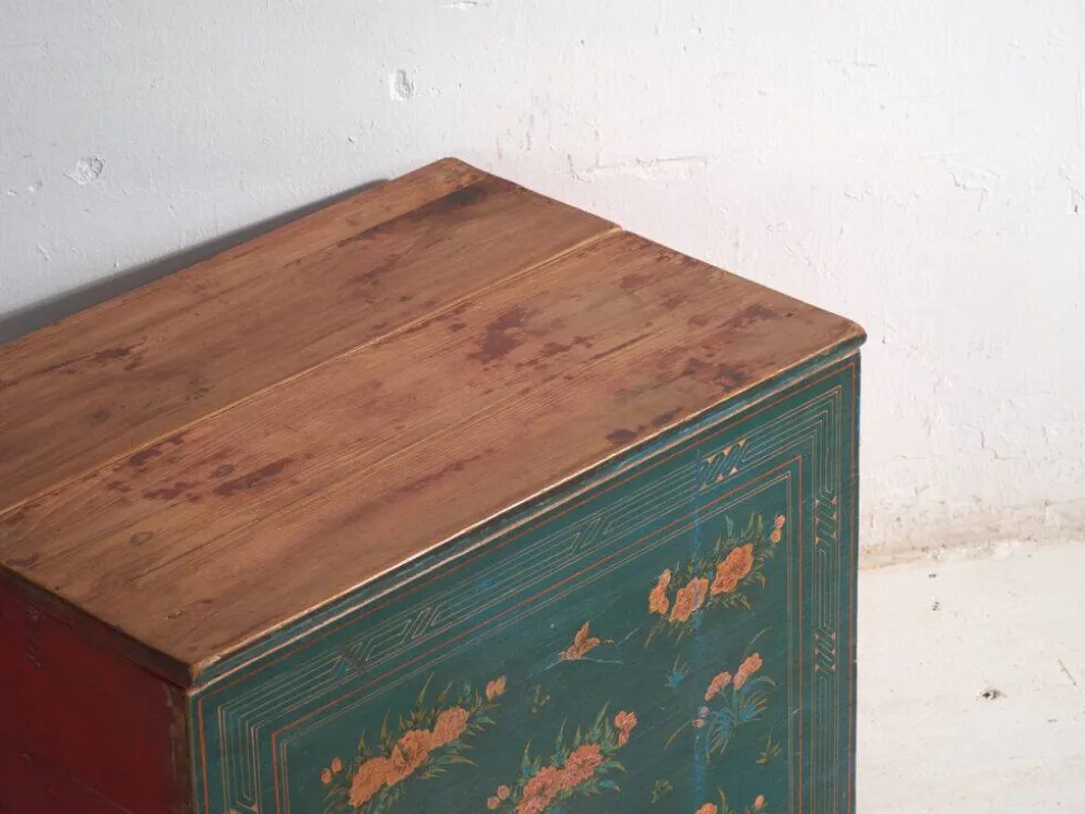 Coffre ancien polychromé en bois de pin – Chine, vers 1900