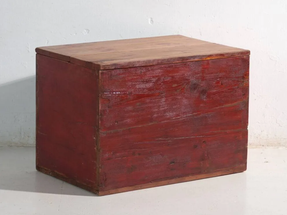 Coffre ancien polychromé en bois de pin – Chine, vers 1900