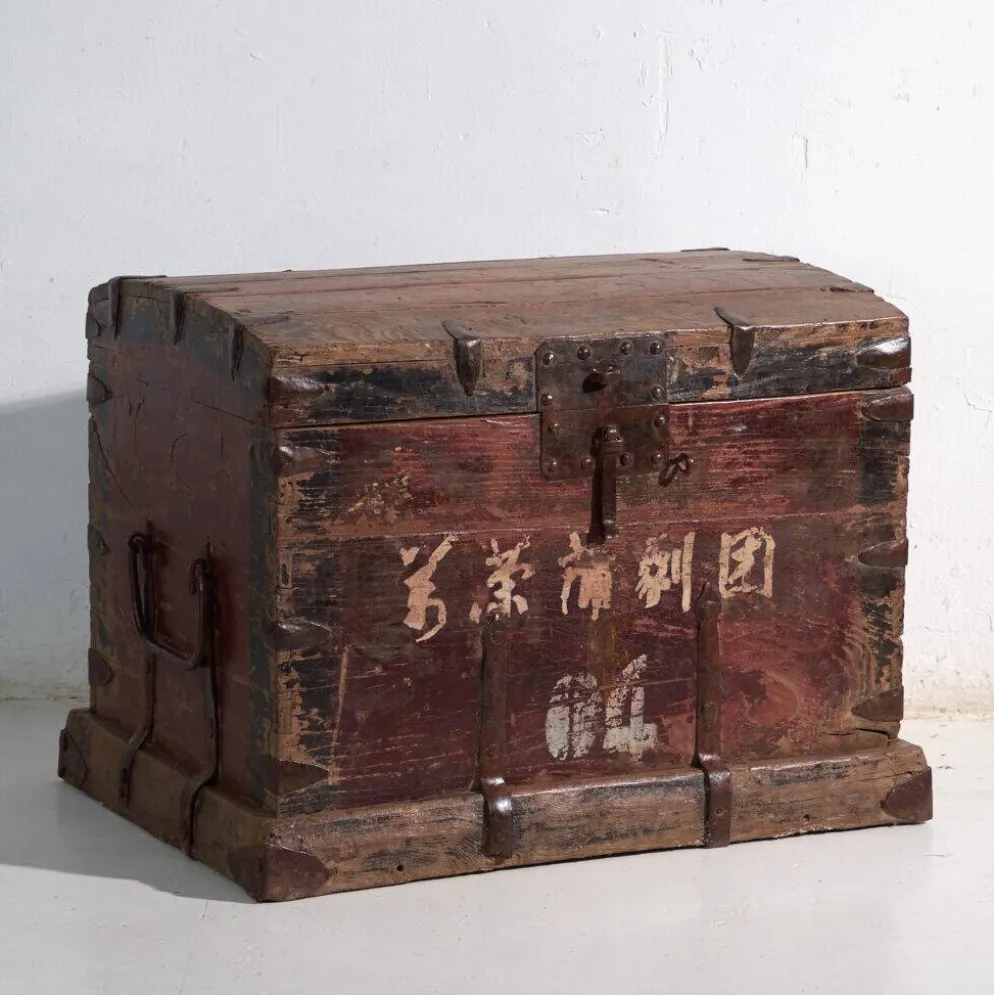 Coffre ancien renforcé en fer en bois de pin – Chine, vers 1900