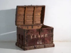 Coffre ancien renforcé en fer en bois de pin – Chine, vers 1900