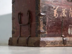 Coffre ancien renforcé en fer en bois de pin – Chine, vers 1900