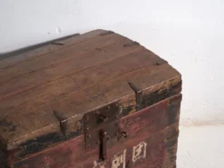 Coffre ancien renforcé en fer en bois de pin – Chine, vers 1900