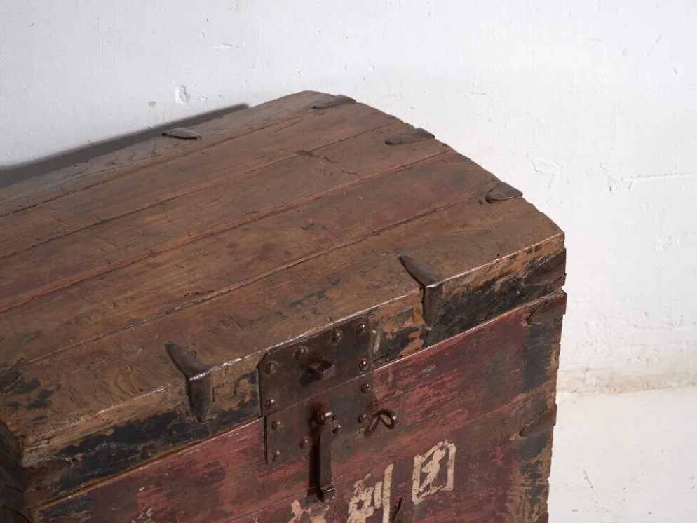 Coffre ancien renforcé en fer en bois de pin – Chine, vers 1900