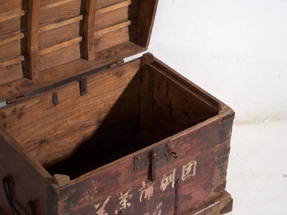 Coffre ancien renforcé en fer en bois de pin – Chine, vers 1900