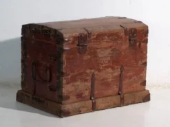 Coffre ancien renforcé en fer en bois de pin – Chine, vers 1900