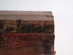 Coffre ancien renforcé en fer en bois de pin – Chine, vers 1900