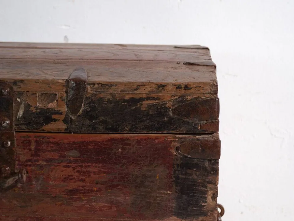 Coffre ancien renforcé en fer en bois de pin – Chine, vers 1900