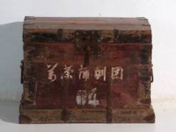 Coffre ancien renforcé en fer en bois de pin – Chine, vers 1900