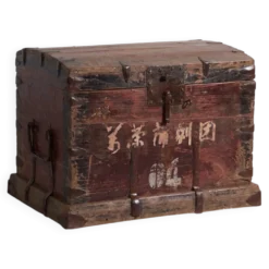 Coffre ancien renforcé en fer en bois de pin – Chine, vers 1900