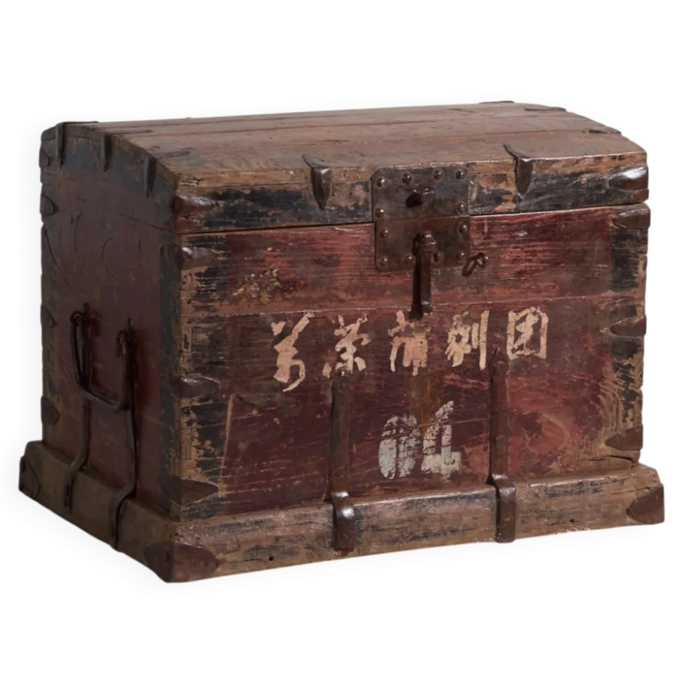 Coffre ancien renforcé en fer en bois de pin – Chine, vers 1900
