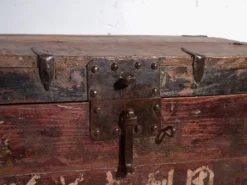 Coffre ancien renforcé en fer en bois de pin – Chine, vers 1900
