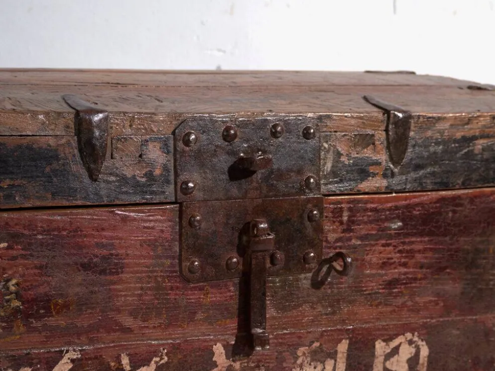 Coffre ancien renforcé en fer en bois de pin – Chine, vers 1900