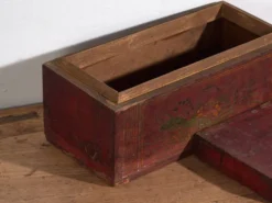 Coffre ancien rouge à motifs floraux (c.1900) #9
