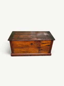 Coffre ancien rustique en bois massif – XIXe siècle