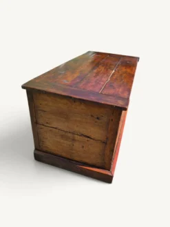 Coffre ancien rustique en bois massif – XIXe siècle