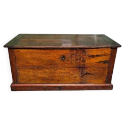 Coffre ancien rustique en bois massif – XIXe siècle