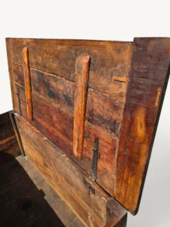 Coffre ancien rustique en bois massif – XIXe siècle