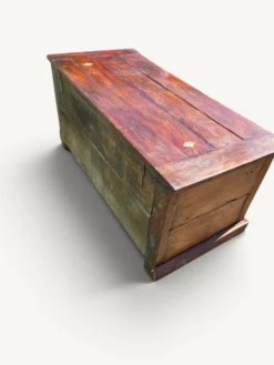 Coffre ancien rustique en bois massif – XIXe siècle