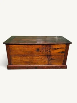 Coffre ancien rustique en bois massif – XIXe siècle