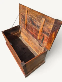 Coffre ancien rustique en bois massif – XIXe siècle