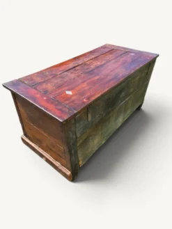 Coffre ancien rustique en bois massif – XIXe siècle