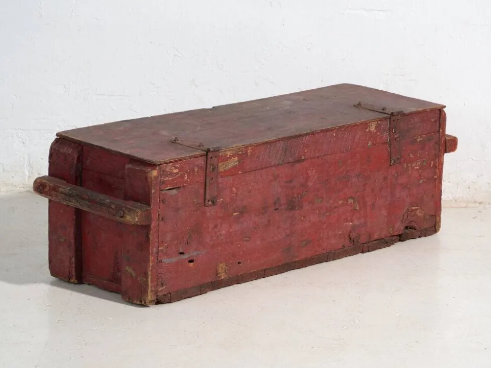 Coffre ancien rustique peint en rouge – Europe centrale, vers 1880