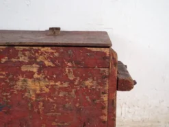 Coffre ancien rustique peint en rouge – Europe centrale, vers 1880