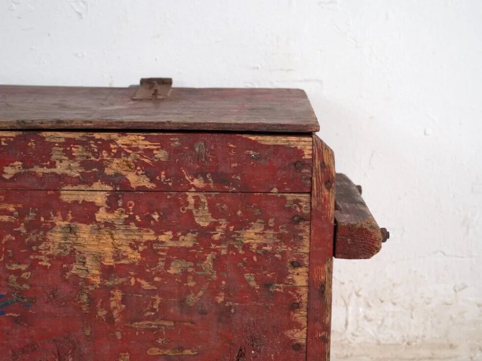 Coffre ancien rustique peint en rouge – Europe centrale, vers 1880