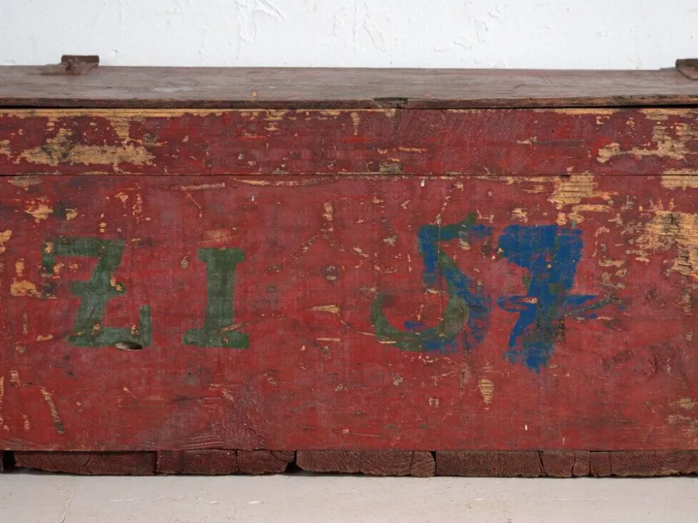 Coffre ancien rustique peint en rouge – Europe centrale, vers 1880