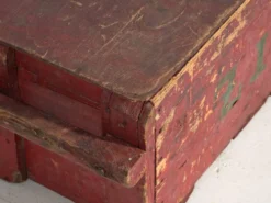 Coffre ancien rustique peint en rouge – Europe centrale, vers 1880