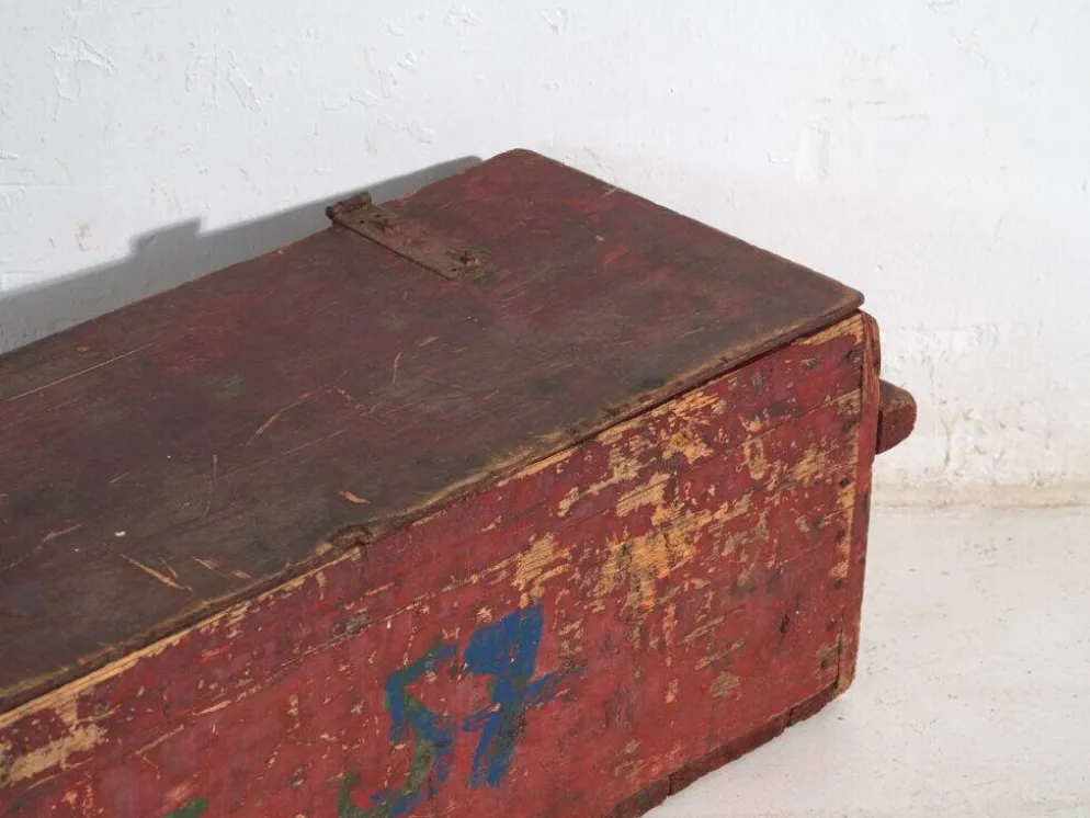 Coffre ancien rustique peint en rouge – Europe centrale, vers 1880
