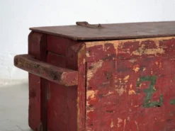 Coffre ancien rustique peint en rouge – Europe centrale, vers 1880
