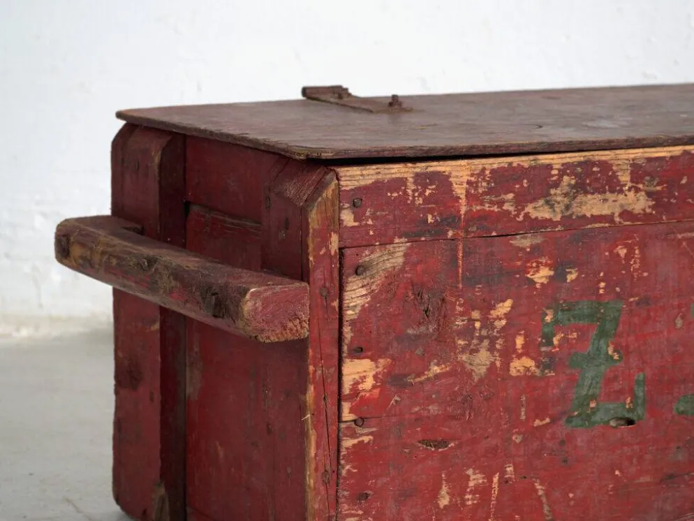 Coffre ancien rustique peint en rouge – Europe centrale, vers 1880